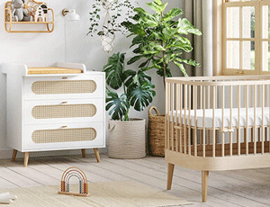Chambre bébé Canne du fabricant Vox avec lit à barreaux et commode à langer en cannage