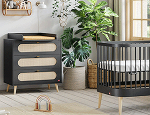 Chambre bébé Canne noire de Vox avec lit à barreaux et commode à langer en cannage