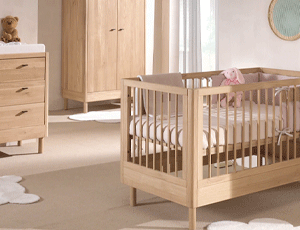 Chambre bébé Forrest en bois massif de Jaxx avec lit à barreaux, commode à langer et armoire assortie