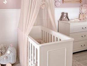 Chambre bébé Ines de Bellamy : Laissez-vous charmer par cette chambre bébé de style français avec des moulures et de coloris blanc