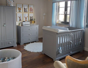 Chambre bébé Lys grise de Bellamy : lit bébé, commode et armoire au style français élégant et intemporel