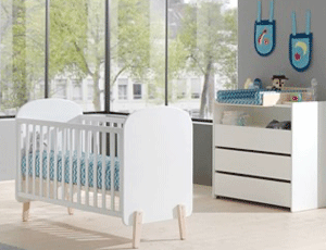 Chambre bébé Kimy de Vipack avec lit blanc et bois et commode à langer assortie