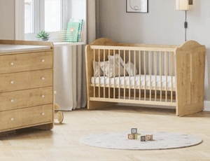 Chambre bébé Megeve Oak (chêne naturel) de Vox avec lit à barreaux et commode à langer assortie
