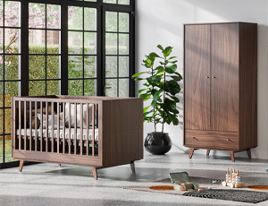 Chambre bébé Mid de Vox : lit bébé et armoire en bois foncé avec design rétro et pieds inclinés