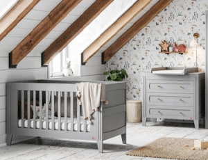 Chambre bébé Milenne de Vox grise avec lit à barreaux et commode à langer assortie