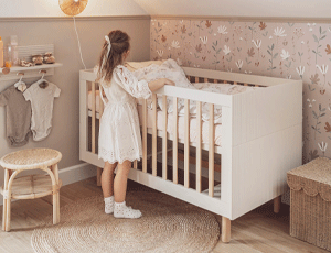 Chambre bébé Miloo blanche de Pinio avec lit à barreaux et armoire assortie