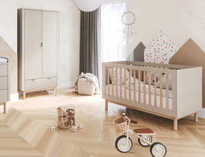 Chambre bébé Miloo de Pinio avec lit à barreaux beige et bois et armoire assortie