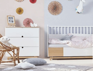 Chambre bébé Noma de Bellamy avec lit évolutif blanc et bois et commode assortie