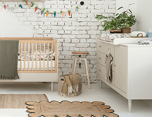 Chambre bébé Petite Lune champagne par Pinio disponible chez le Jurassien, avec lit à barreaux et autres meubles assortie
