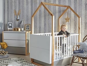 Chambre bébé Pinette Noé de Bellamy : lit cabane en bois naturel et blanc avec commode assortie, design moderne et ludique