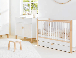 Chambre bébé Ratata de Bellamy avec lit à barreaux blanc et bois et commode assortie