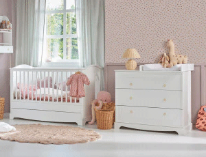 Chambre bébé Royal de Bellamy avec lit blanc à barreaux et commode à langer