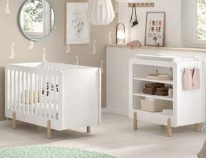 Chambre bébé évolutive Smile de Vipack avec lit Montessori et commode ouverte blanche et bois