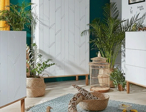 Chambre bébé Songe de Bellamy avec meubles blancs et bois massif dans un décor naturel