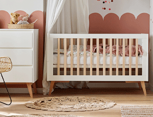 Chambre bébé Swing de Pinio avec lit à barreaux blanc et bois et commode assortie