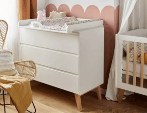 Chambre bébé Swing de la marque Pinio avec commode à langer blanche et lit à barreaux assorti